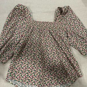 can be worn off shoulder